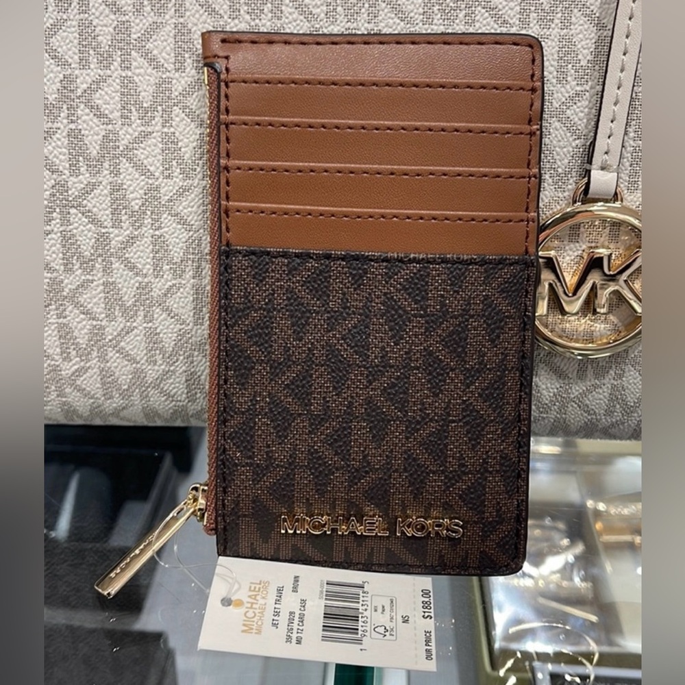 Michael Kors Jet Set Travel Medium Top Zip Card
Case Wallet